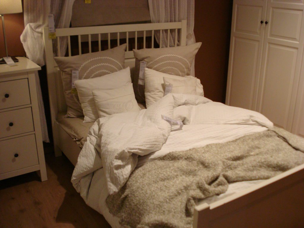 Difference Between Coverlet and Quilt